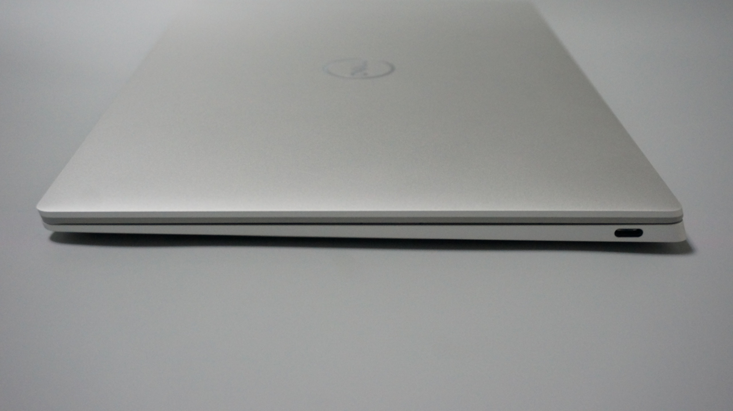 Dell XPS 13Plusの右側面
