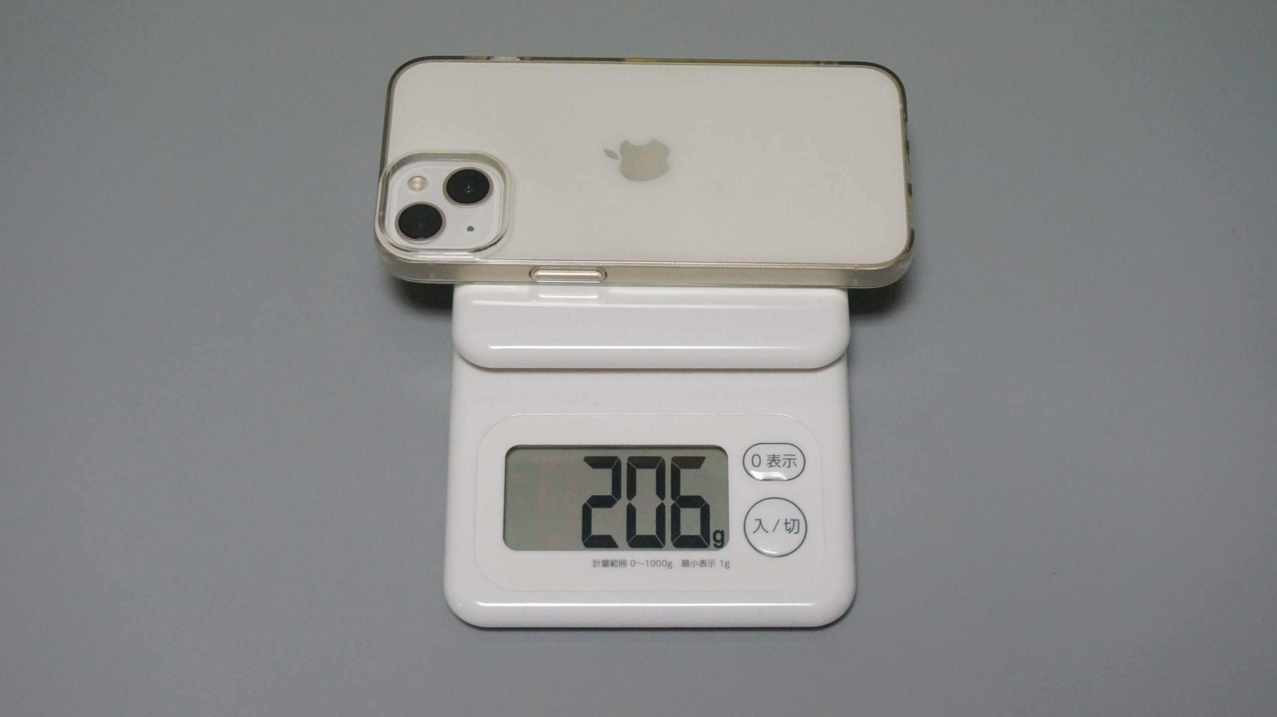 ケース・保護ガラスを搭載したiPhone 13の本体重量