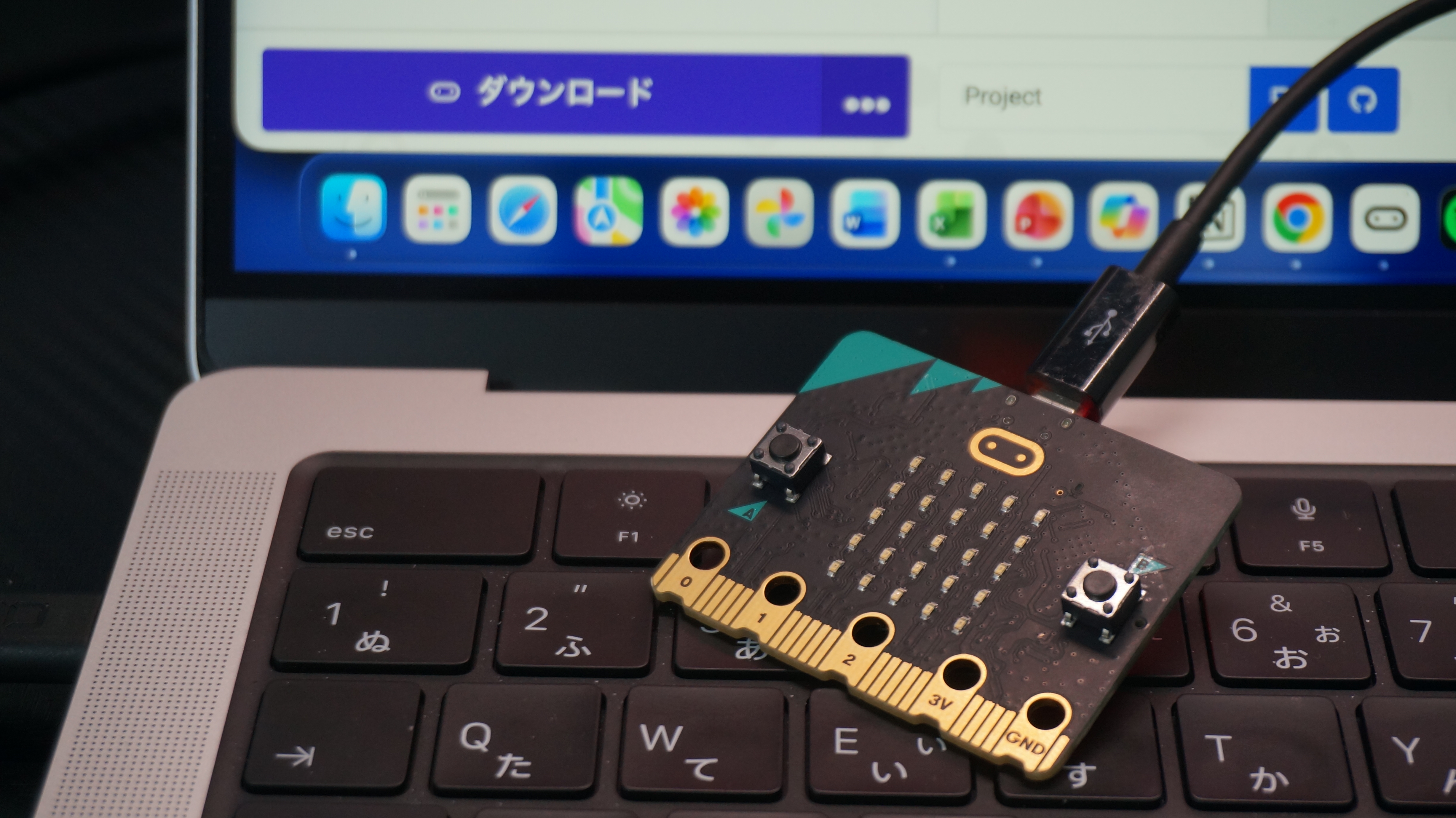 USBケーブルでPCとmicro:bitを接続している様子