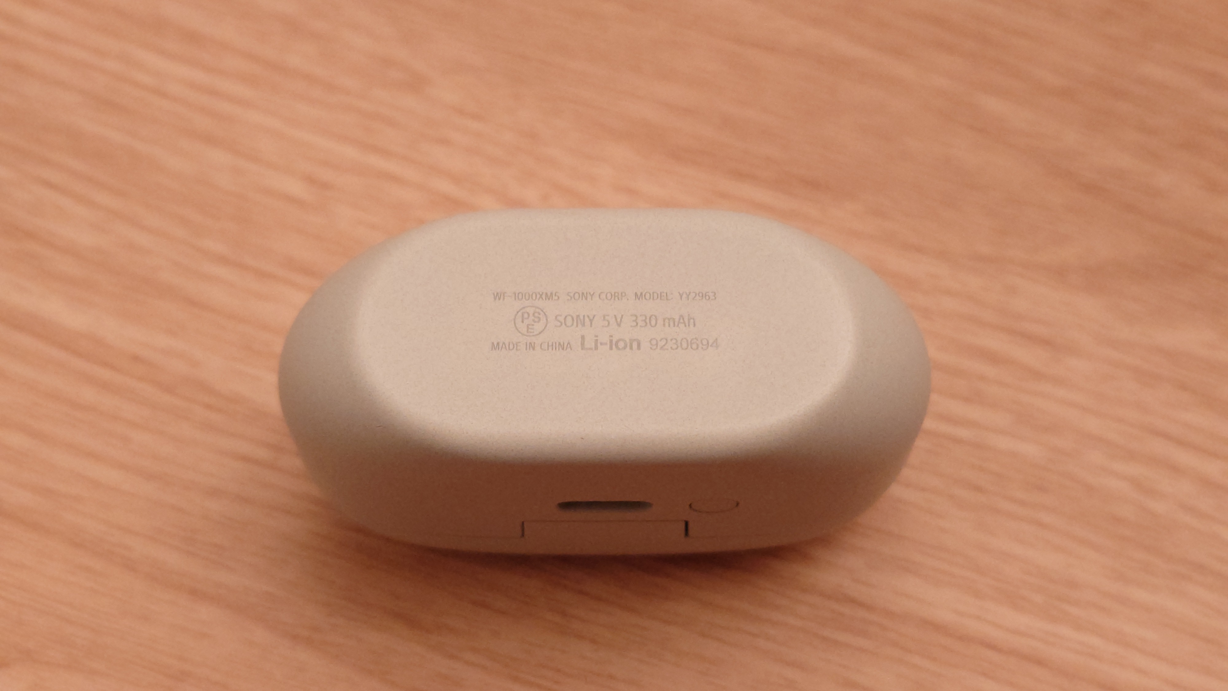 WF-1000XM5 2年半使用後の充電ケース本体背面